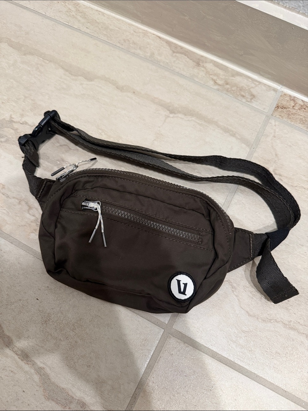 Vuori hip bag Black Waist Bag Fanny Pack with Zip Pockets